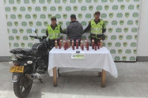 Un hombre transportaba base de coca encaletada en una motocicleta.