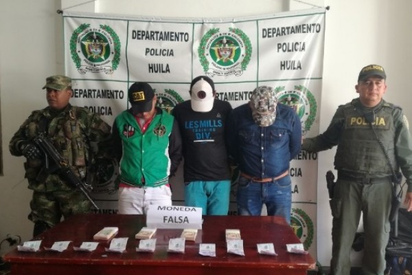 Tres sujetos fueron capturados con dólares y pesos colombianos falsos