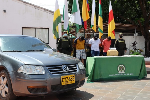 Los atraparon con marihuana en el carro