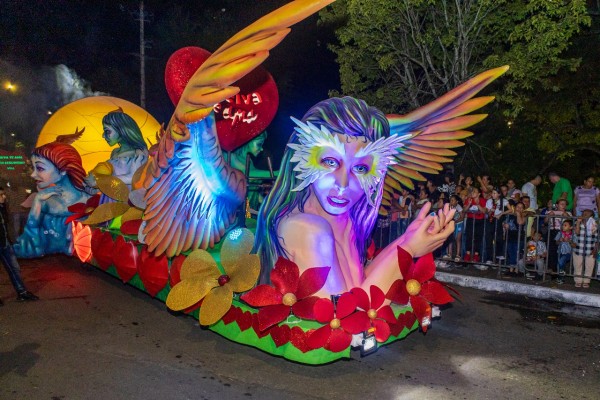 Ciudadanos disfrutaron el desfile nocturno con las candidatas al reinado Señorita Neiva